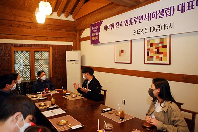 ▲하이원리조트 운암정베이커리카페에서 지난 13일 인플루언서들이 이삼걸 하이원리조트 대표이사와 티타임을 갖고 향후 활동에 대해 이야기를 나누고 있다. ⓒ하이원리조트