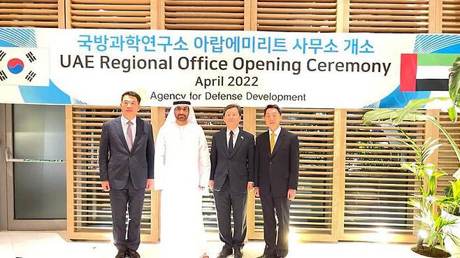 성일 방사청 본부장, 박종승 ADD 소장, 기무사령관 출신의 이석구 주UAE 대사가 ADD 아부다비 사무소 개소식에서 기념촬영하고 있다.
