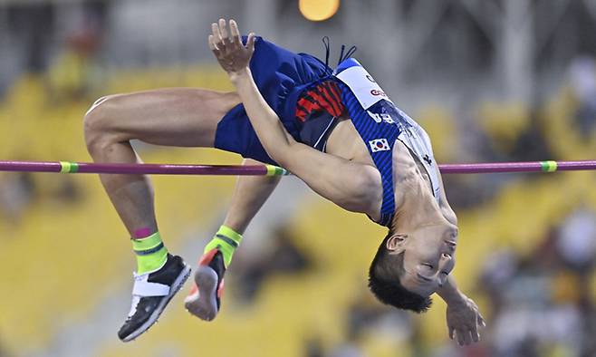 우상혁이 지난 14일 카타르 도하 칼리파 인터내셔널 스타디움에서 열린 IAAF 다이아몬드리그 개막 전 남자 높이뛰기에서 바를 넘고 있다. 도하=신화