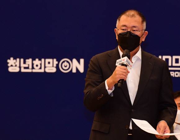 정의선 현대차그룹 회장이 지난해 11월 경기 고양 현대모터스스튜디오에서 열린 ‘청년희망ON 프로젝트’에서 인사말을 하고 있다.서울신문 DB