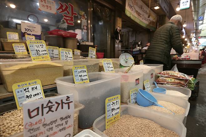 밀과 옥수수의 주요 수출국인 우크라이나가 전쟁에 휘말리면서 국제 곡물 가격이 치솟고 있다. 사진은 서울의 한 전통시장 곡물가게ⓒ연합뉴스