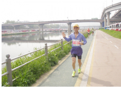 이경두 원장이 달리고 있는 장면. 100회 마라톤클럽 웹지기 박광병씨 제공