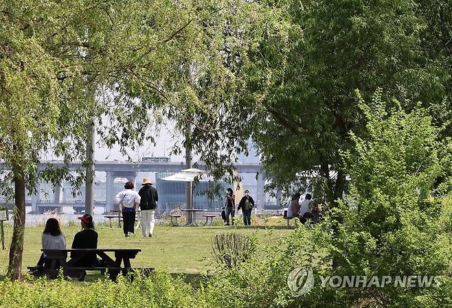 5월의 녹음 아래