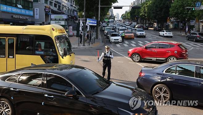 지난 11일 오전 서울 서초구 서초중앙로에서 경찰이 대통령 출근길에 앞서 교통 통제를 하고 있다. [연합뉴스 자료사진]