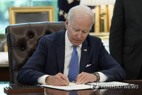 우크라 무기대여법에 서명하는 바이든      (워싱턴 EPA=연합뉴스) 조 바이든 미국 대통령이 지난 9일(현지시간) 백악관 집무실에서 우크라이나 무기대여법에 서명하고 있다. 2022.5.15