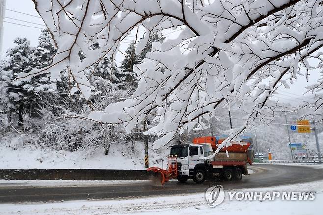 강원 중북부산지 대설경보…제설작업 [연합뉴스 자료사진]