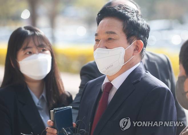 답변하는 원희룡 국토교통부 장관 후보자 (과천=연합뉴스) 안정원 기자 = 원희룡 국토교통부 장관 후보자가 4월 11일 오전 경기도 과천시 정부과천청사 서울지방국토관리청에 마련된 인사청문회 준비사무실로 출근하며 취재진의 질문에 답하고 있다. 2022.4.11 [공동취재] jeong@yna.co.kr