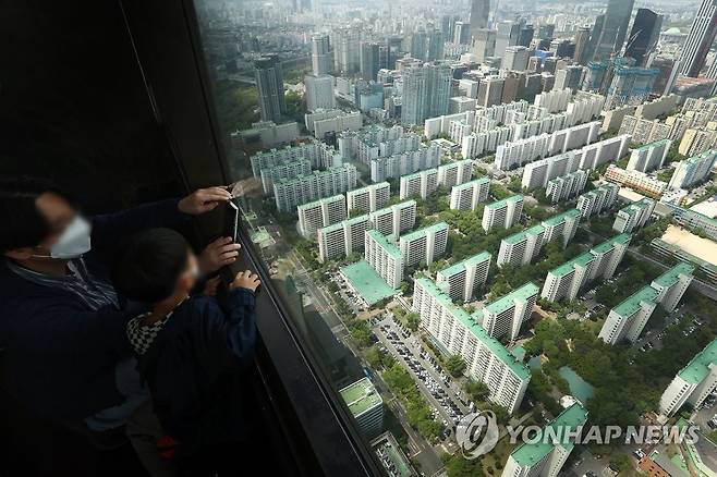 서울 63스퀘어에서 바라본 시내 아파트 단지 모습 [연합뉴스 자료사진]