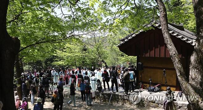 3년 만에 대면 행사로 열린 대관령국사성황제 (강릉=연합뉴스) 유형재 기자 = 2022 강릉단오제의 서막을 알리는 대관령국사성황제가 15일 대관령 국사성황사에서 봉행되고 있다. 
    대관령국사성황제는 강릉단오제의 주신인 범일국사 국사성황신을 인간 세상으로 모셔 여성황신과 합방을 하는 의식으로 강릉단오제의 서막을 여는 행사다. 2022.5.15 yoo21@yna.co.kr
