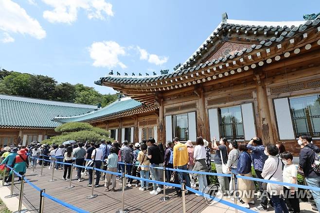 '대통령이 살았던 곳' (서울=연합뉴스) 김주성 기자 = 청와대 개방 후 첫 일요일인 15일 오후 청와대를 찾은 시민들이 줄을 지어 관저를 관람하고 있다. 2022.5.15 utzzza@yna.co.kr