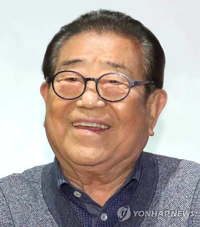 최고령 MC 송해 코로나19 확진 (서울=연합뉴스) 신종 코로나바이러스 감염증(코로나19) 신규 확진자가 하루 60만 명 넘게 발생한 가운데 17일 방송가에 따르면 국내 최고령 MC 송해(95)가 최근 코로나19 확진 판정을 받았다.
    송해는 3차 백신 접종까지 완료했으며, 현재 건강에 큰 이상은 없는 상태다. 2022.3.17  [연합뉴스 자료사진] photo@yna.co.kr