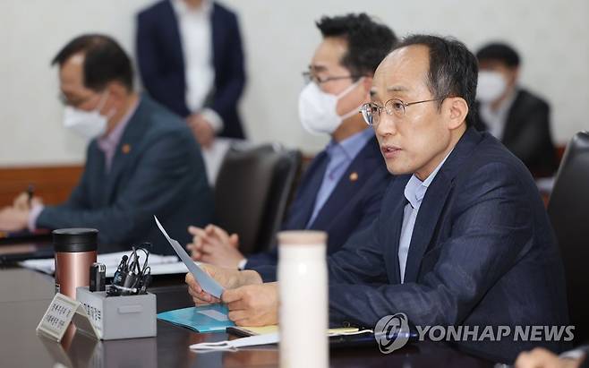 추경호, 경제관계장관회의 발언 (서울=연합뉴스) 김인철 기자 = 추경호 경제부총리 겸 기획재정부 장관이 15일 오후 서울 종로구 정부서울청사에서 열린 경제관계장관 간담회에서 발언하고 있다. 2022.5.15 yatoya@yna.co.kr