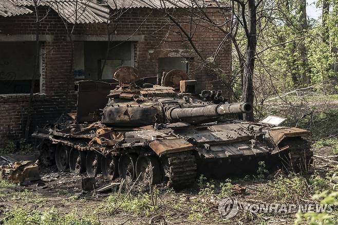 파괴된 러시아군 전차 (하르키우 UPI=연합뉴스) 14일(현지시간) 우크라이나 동부 하르키우 동쪽의 한 마을에 파괴된 러시아군 전차의 잔해가 방치돼 있다. 2022.5.14