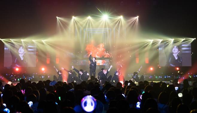 일본 무대에 선 INI (도쿄=연합뉴스) 14일 일본 지바현 마쿠하리메세에서 열린 '케이콘(KCON) 2022 프리미어 인 도쿄'에서 INI가 공연을 하고 있다. [CJ ENM 제공, 재판매 및 DB 금지]