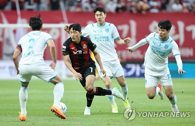 뚫어야 한다 (서울=연합뉴스) 박동주 기자 = 15일 서울월드컵경기장에서 열린 프로축구 FC서울과 포항 스틸러스의 경기. FC서울 나상호가 드리블하고 있다. 2022.5.15 pdj6635@yna.co.kr