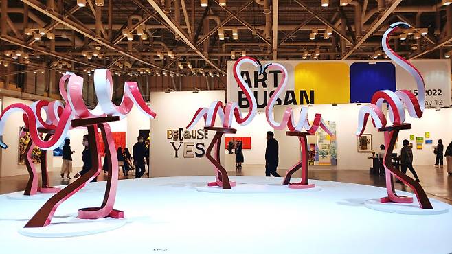 부산 해운대구 벡스코에서 개막한 ‘아트부산 2022’의 개막 첫날 전경. 전시장 입구에 유려한 몸짓의 학을 형상화한 이상수의 ‘플라밍고’(Flamingo·2022)가 시선을 끈다. 12일 VVIP와 VIP 프리뷰로 개막한 ‘아트부산 2022’는 15일까지 나흘간 미술품 큰 장터를 연다(사진=오현주 문화전문기자).