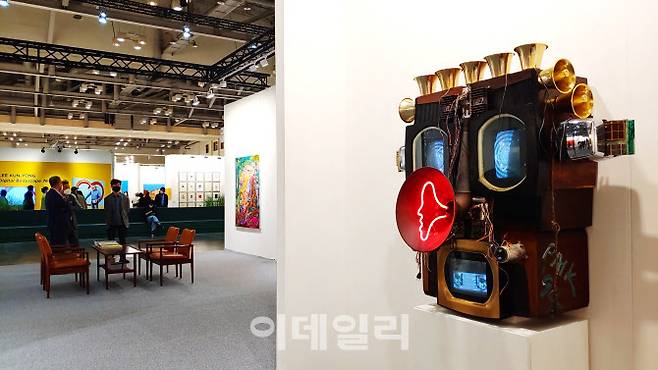‘아트부산 2022’ 학고재갤러리 전경 일부. 백남준의 비디오아트 작품 ‘인터넷 드웰러’(1994)가 보인다(오른쪽). 영락없이 사람 얼굴 그대로를 빼닮은 작품은 13억원을 달고 출품했다. 멀리 보이는 박광수의 ‘구리와 손’(2022)은 개막 첫날인 12일 오픈 5분 만에 팔렸다(사진=오현주 문화전문기자).