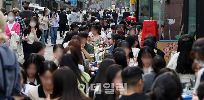 지난 달 23일 오후 서울 을지로 노가리골목을 찾은 시민들이 맥주를 마시고 있다.(사진=뉴스1)