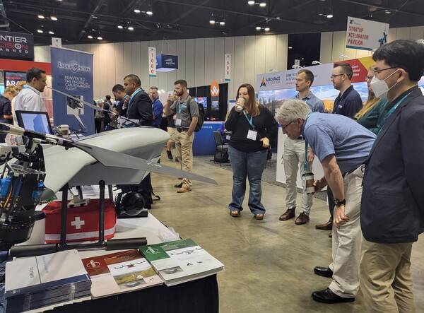 전시회서 나르마 드론을 관람하고 있는 관람객들. 사진=나르마