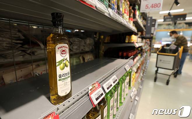 15일 서울의 한 대형마트의 식용유 코너 한켠이 텅 비어 있다. 2022.5.15/뉴스1 © News1 박지혜 기자