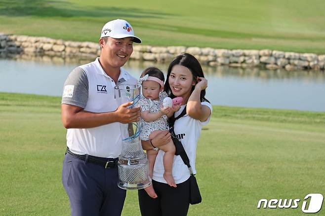 이경훈이 15일(현지시간) 텍사스주 맥키니의 TPC 크레이그 랜치에서 열린 PGA 투어 AT&T 바이런 넬슨서 한국 선수론 PGA 대회 첫 타이틀 방어에 성공하며 2년 연속 우승 트로피를 들고 가족과 기뻐하고 있다. © AFP=뉴스1 © News1 우동명 기자