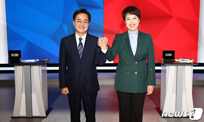 경기언론인클럽·인천언론인클럽·인천경기기자협회가 공동 주최하는 6·1 지방선거 경기도지사 후보자 초청 토론회가 열린 9일 오후 경기 수원 팔달구 수원 SK 브로드밴드 수원방송에서 김동연 더불어민주당 후보와 김은혜 국민의힘 후보가 토론에 앞서 손을 맞잡고 있다. (인천경기기자협회 제공) 2022.5.9/뉴스1 © News1 김영운 기자