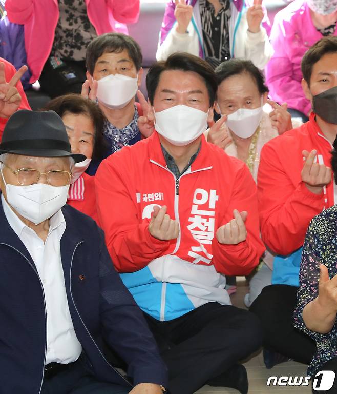 안철수 국민의힘 성남분당갑 국회의원 보궐선거 후보가 16일 경기 성남시 목련마을주공1단지아파트 경로당을 방문해 어르신들과 기념 촬영을 하고 있다. 2022.5.16/뉴스1 © News1 허경 기자