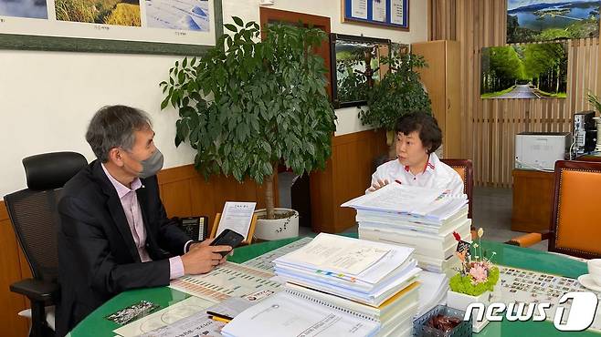 16일 조배숙 국민의힘 전북지사 후보(오른쪽)가 진안군을 방문해 군수권한대행인 김창열 부군수를 만나고 있다.(캠프제공)2022.5.16/ 뉴스1