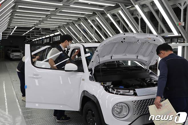 광주글로벌모터스 직원들이 생산된 차량을 점검하고 있다. © News1