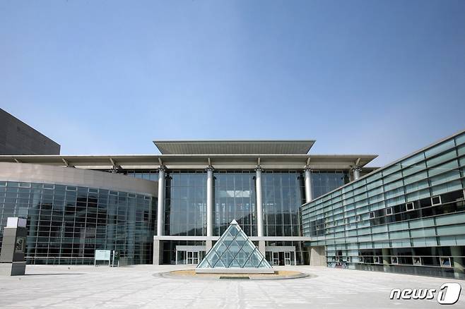 경남 김해시의 대표적인 문화예술공간인 김해문화의전당이 개관 17년만에 시설 리모델링을 진행한다. 김해문화의전당 전경. © 뉴스1DB.