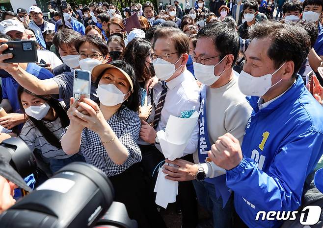 이재명 더불어민주당 총괄선대위원장이 15일 오후 인천시 남동구 인천대공원을 찾아 박남춘 인천시장 등 지방서거 출마 후보자들과 함께 이동하며 시민들과 셀카를 찍고 있다. (공동취재) 2022.5.15/뉴스1 © News1 허경 기자