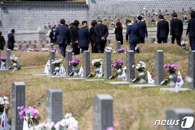 5·18민주화운동 42주년을 이틀 앞둔 16일 오전 광주 북구 운정동 국립5·18민주묘지에서 시민들이 참배를 하고 있다. 2022.5.16/뉴스1 © News1 정다움 기자