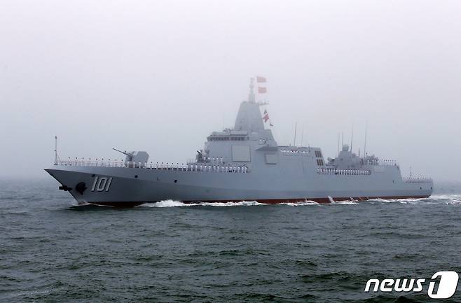 중국 최신예 군함인 055형. © 로이터=뉴스1 © News1 정윤영 기자