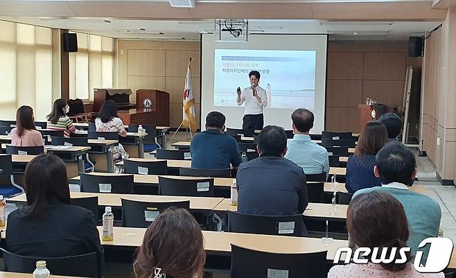 (정읍=뉴스1) 박제철 기자 = 전북 정읍시가 청년들의 지역 정착을 유도하고 청년 창업의 성공적 사례를 이끌 마중물로 ‘상생 지원센터 청년 창업 생태계 조성사업’을 추진한다.  안전연 교육사진(정읍시 제공)© 뉴스1