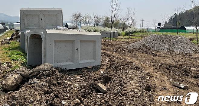 한강수계 수변녹지에 조성돼 있던 식생을 훼손하고 콘크리트 구조물 등을 가져다 놓은 현장.(한강청 제공) © News1