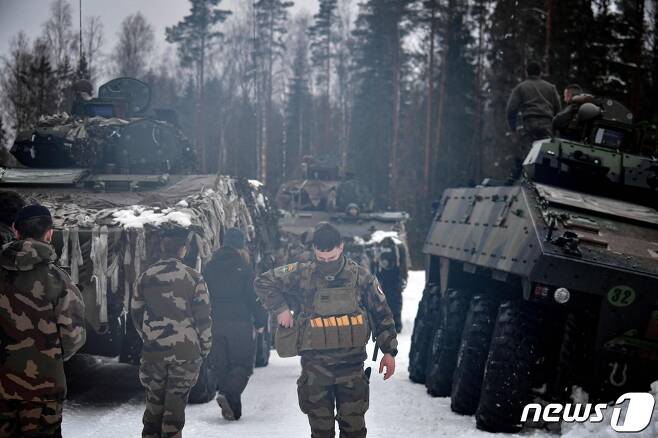 프랑스 군인들이 2022년 2월 6일(현지시간) 러시아 국경에서 100km 떨어진 에스토니아 북동부에서 열린 '나토 작전 훈련'에 참가하고 있다. © AFP=뉴스1 © News1 김지현 기자