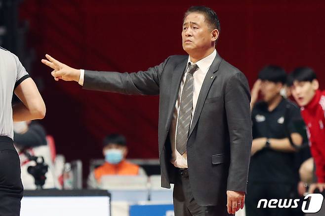 12일 오후 경기 고양체육관에서 열린 프로농구 '2019-2020 현대모비스 KBL' 고양 오리온과 서울 SK의 경기에서 추일승 오리온 감독이 작전을 지시하고 있다. 2020.2.12/뉴스1 © News1 민경석 기자