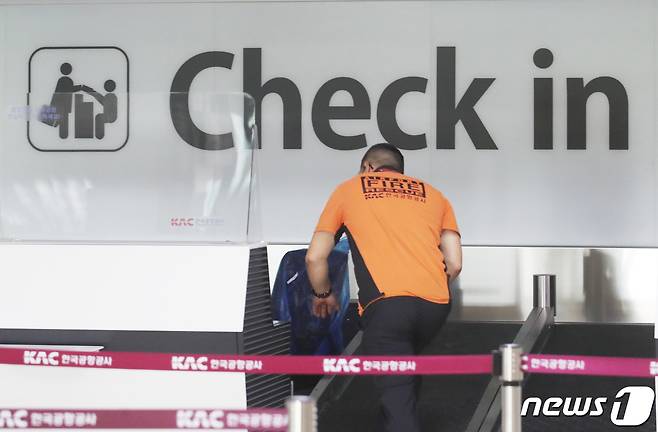 정부가 김포-하네다 노선을 재개되도록 조치하겠다고 밝혔다. 15일 서울 김포공항 국제선 출국장에서 한국공항공사 소방구조대원들이 소방 점검을 하고 있다.  2022.5.15/뉴스1 © News1 송원영 기자