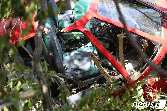 16일 경남 거제시 선자산 부근에 숲길 조성을 하던 시코르스키 헬기 추락해 동체가 파손되어 있다. 2022.5.16/뉴스1 © News1 김영훈 기자