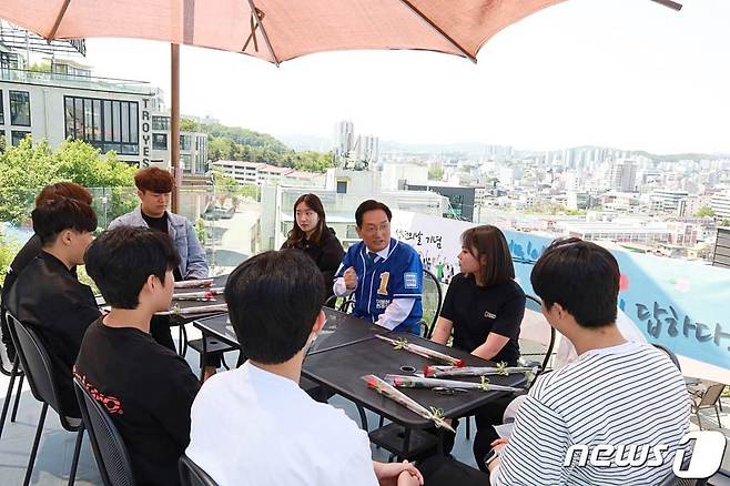 더불어민주당 노영민 충북지사 후보가 성년의 날인 16일 올해 스무살이 된 청년들과 만남을 갖고 사회문제와 미래의 꿈에 대한 허심탄회한 대화를 나누고 있다. (선거사무소 제공) © 뉴스1