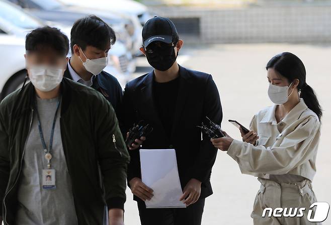 아프리카TV 코인전문 BJ 챈서스가 16일 오전 서울 성동경찰서로 조사를 받기 위해 출석하고 있다. BJ 챈서스는 최근 폭락한 암호화폐 루나·테라 발행사 테라폼랩스 권도형 대표의 주거지에 무단침입한 혐의를 받고 있다. 2022.5.16/뉴스1 © News1 구윤성 기자