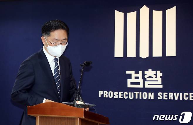 이정수 서울중앙지방검찰청장(검사장)이 4월26일 오전 서울 서초구 중앙지검 브리핑실에서 열린 '검찰청법-형사소송법 개정안 중재안관련 설명회'에서 모두발언을 위해 발걸음을 옮기고 있다. 2022.4.26/뉴스1 © News1 황기선 기자