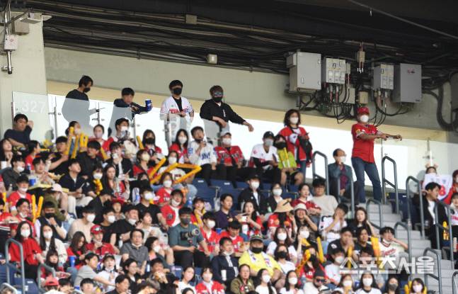 일부 KIA 팬이 15일 잠실구장에서 열린 LG와 원정경기를 서서 관전하고 있다. 잠실 | 박진업기자 upandup@sportsseoul.com