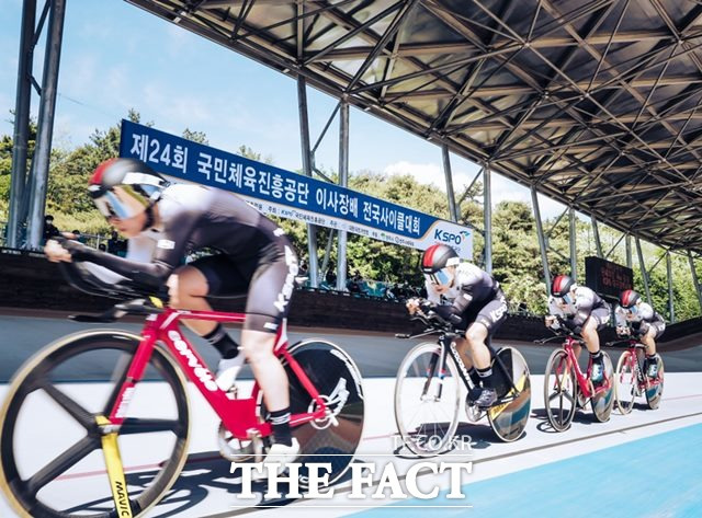 15일 개막한 제24회 전국사이클대회에서 국민체육진흥공단(KSPO) 사이클 선수들이 경기에 참가해 힘차게 페달을 밟고 있다./경주사업총괄본부 제공