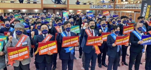 간호법 제정 철회를 촉구하는 의사대표자들. (제공=대한의사협회)