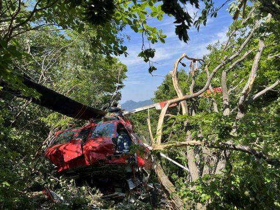 경남 거제시 선자산 인근에 추락한 헬기 모습. [이미지출처=경남소방본부]