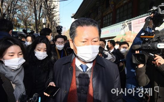 정청래 더불어민주당 의원이 21일 서울 종로구 조계사 대웅전 앞마당에서 열린 '종교편향·불교왜곡 근절과 한국불교 자주권 수호를 위한 전국승려대회'에 참석하려다 행사장 입구에서 발길을 돌리고 있다./윤동주 기자 doso7@