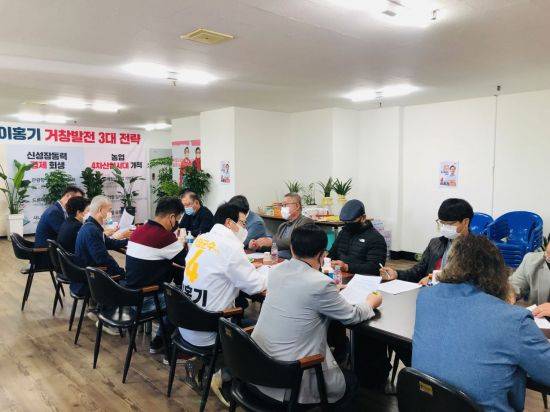 이홍기 후보가 지역 언론인 초청 간담회를 하고 있다.