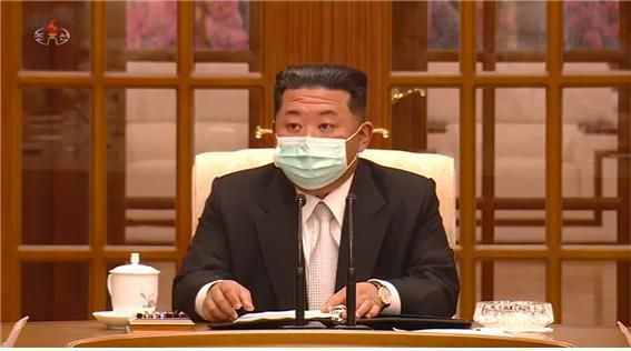 김정은이 최근 북에서 창궐하는 코로나 방역 대책을 위한 정치국 회의에 마스크를 쓰고 참석하고 있다. /뉴스1