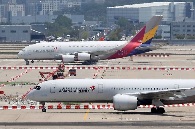 아시아나항공 및 저비용항공사(LCC)의 올해 1분기 실적 발표가 예정된 16일 인천국제공항 제2여객터미널 계류장에 아시아나항공 여객기가 이륙을 준비하고 있다. /뉴스1